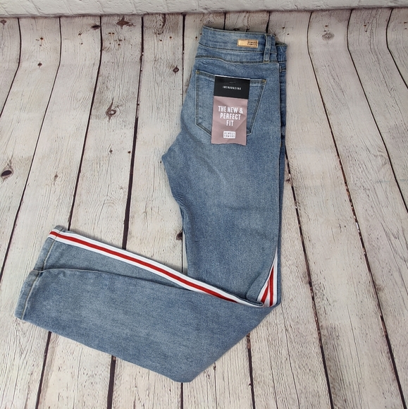 Almost Famous Denim - Almost Famous Jegging Size 1